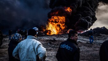 Un grupo de bomberos fuera
