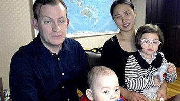 Robert Kelly junto a su