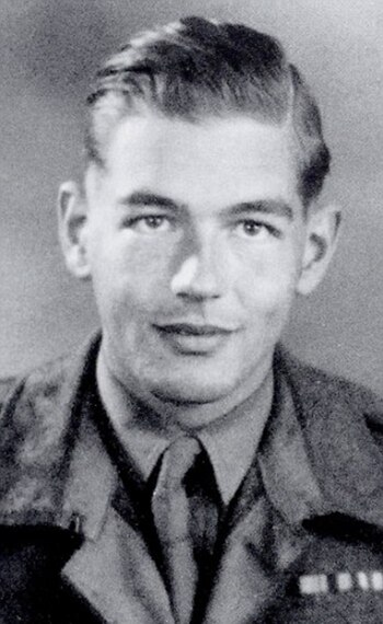 Colin Anson con su uniforme