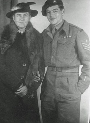 Colin junto a su madre.