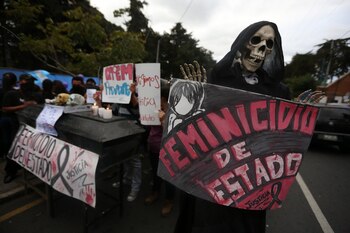 Manifestantes cargan ataúdes en la