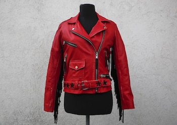 Rojo, flejos y bordados la