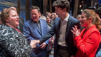 Justin Trudeau saluda al elenco