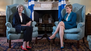 Theresa May junto a Nicola