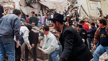 Tras la explosión del coche-bomba frente a la Embajada de Israel murieron 22 personas (NA)