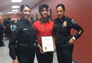 Los oficiales de policía agradecieron