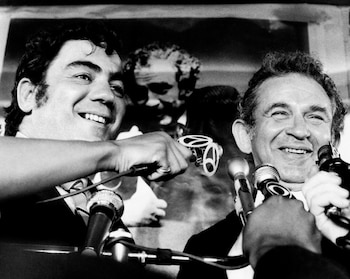 Jimmy Breslin, a la izquierda,