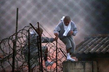 Dos jóvenes intentan huir del