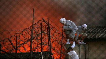 Un grupo de jóvenes intenta