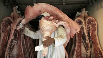 Un empleado de un frigorífico