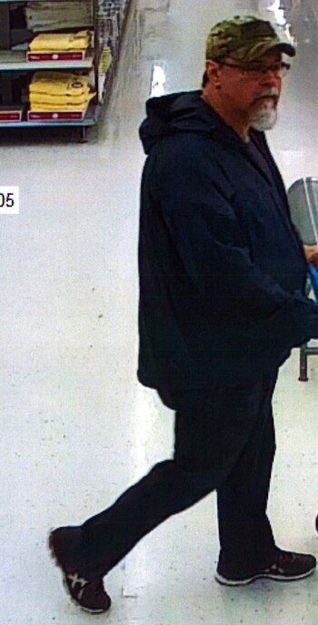 Tad Cummins en una gasolinera,