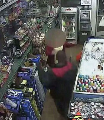 Brittany Diggs ingresa de manera desesperada al local en el que pidió ayuda desesperada