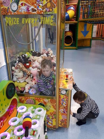 Jamie Bracken-Murphy y su hermano,