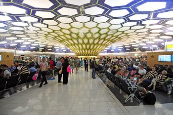 El aeropuerto de Abu Dhabi es uno de los más lujosos del mundo y recibe a miles de millones de turistas por año