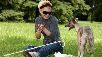 El bastón blanco actúa como