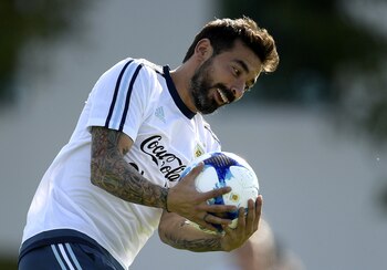 Ezequiel Lavezzi durante un momento de distención en el entrenamiento de la Selección Argentina