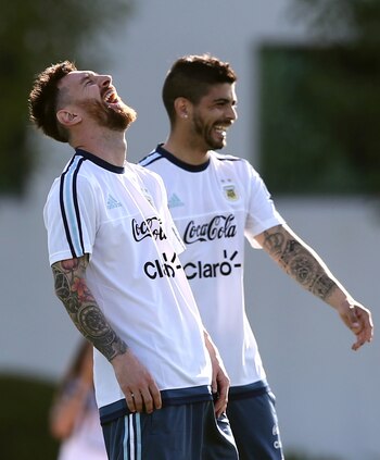 Lionel Messi distendido en el entrenamiento junto a Ever Banega