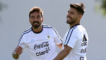 El Kun aún cuenta con crédito, mientras que Ezequiel Lavezzi deberá esforzarse para seguir en la Selección (REUTERS)