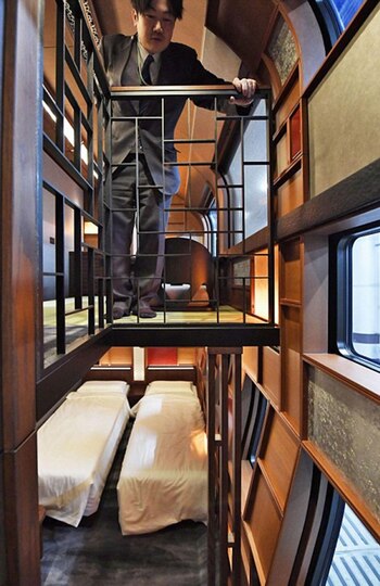 Entre los diez vagones, hay