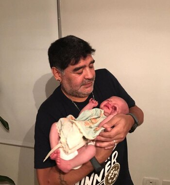 Diego Maradona y su ahijada,