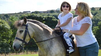 Sophie Wade junto a su