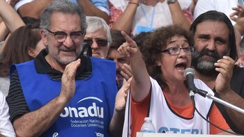 A la izquierda de la