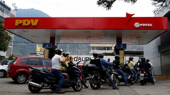 Largas colas para cargar combustible