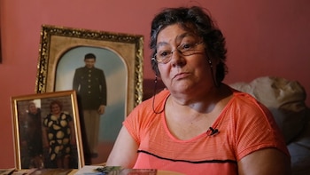 Acomodó para en el sillón las