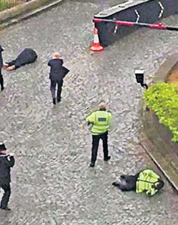 Masood sigue inmóvil, mientras que