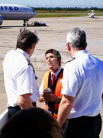 Personal de pista intenta explicar lo inexplicable a los pilotos