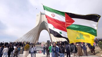 Un hombre con las banderas