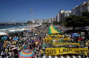 Las revelaciones del escándalo Lava Jato movilizaron a la población en masivas protestas
