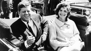 John F. Kennedy junto a