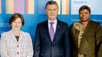 Mauricio Macri y la presidenta de la Corte de La Haya, la jueza argentina Silvia Fernández de Gurmendi (izq.) (AFP)