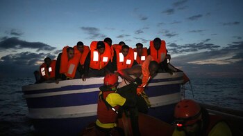 Pese a los rescates, miles de migrantes mueren año a año intentado cruzar el Mediterráneo (Reuters)