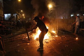 Manifestantes prenden fuego a una