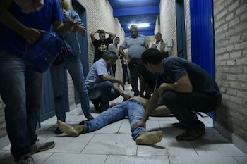 La víctima yace gravemente herida