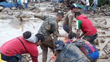 Militares asisten a pobladores por los