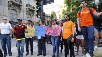 Fuera del Palacio San Martín,