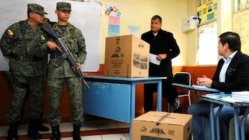 Rafael Correa votando en la escuela de San Francisco (AFP)