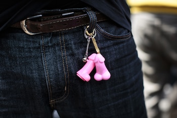 Un hombre con un llavero con forma de pene (AFP)