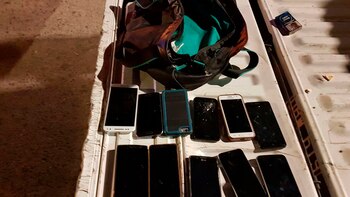 La mochila con los teléfonos