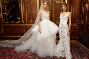 En homenaje al disenador Oscar de la Renta, no perdieron su esencia a la hora de presentar la coleccion de novias. Voluptuosos, encajes y bordados florales (JP Yim/Getty Images for Kenra Professional)