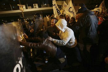 Partidarios de Guillermos Lasso chocan contra la policía. (AP)