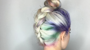 El proceso para lograr el look consiste en decolorar la raíces y luego aplicar las diferentes tonalidades