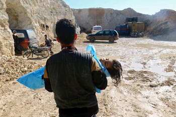 Una niña, víctima del ataque químico (Reuters)
