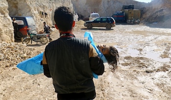 Un hombre carga a un