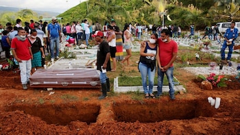 Debido al fétido olor que rodea el cementerio y que atrapa a quienes pasan por la puerta, muchos familiares llevaban máscaras tapabocas que quedaban inundadas por las lágrimas (EFE)