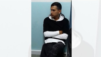 El joven en la terminal de Ezeiza.
