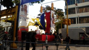 El régimen de Nicolás Maduro instaló una enorme tarima en las adyacencias del Congreso venezolano para impedir que lleguen los manifestantes opositores